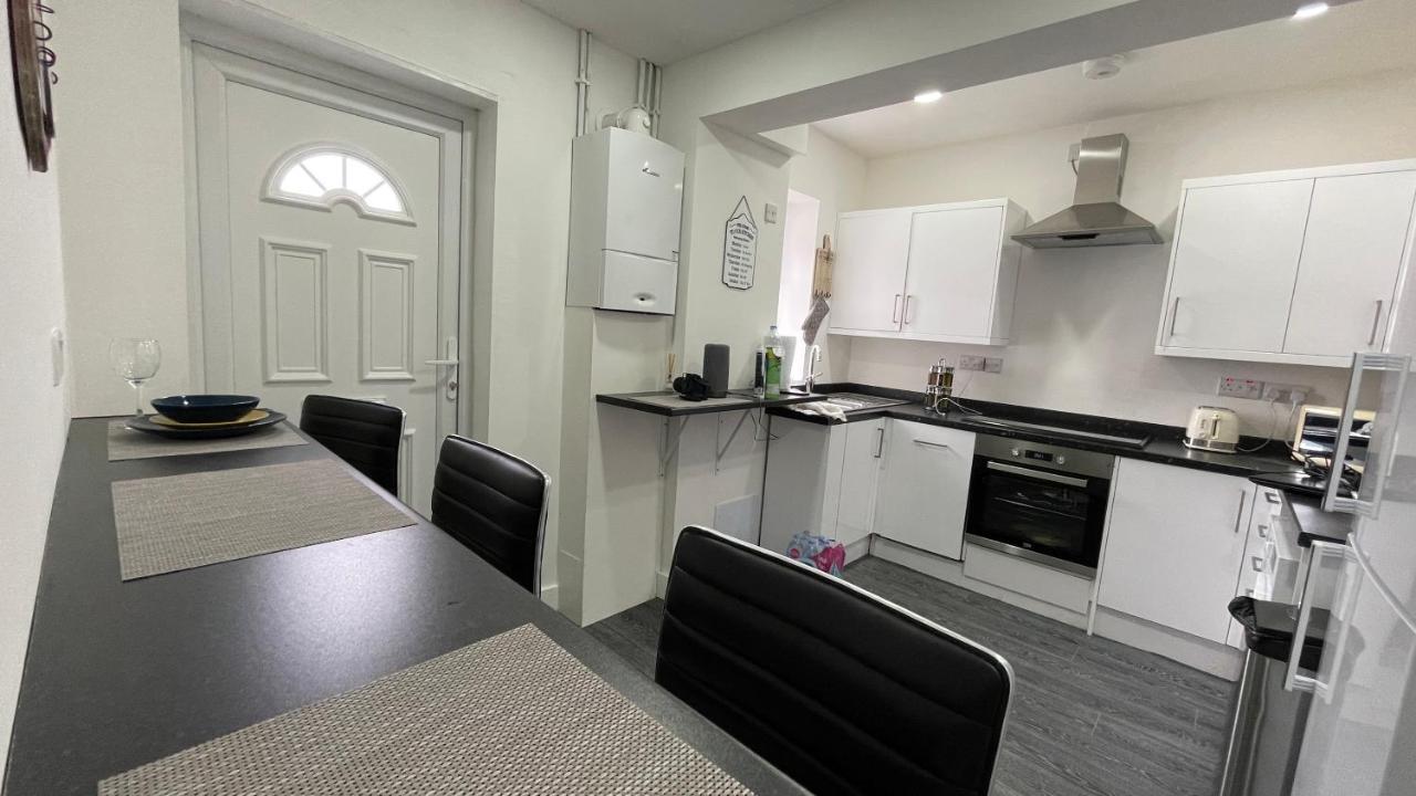 Spacious 6 Bed Home Near City & Albion Stadium Perfect For Contractors! เบอร์มิงแฮม ภายนอก รูปภาพ