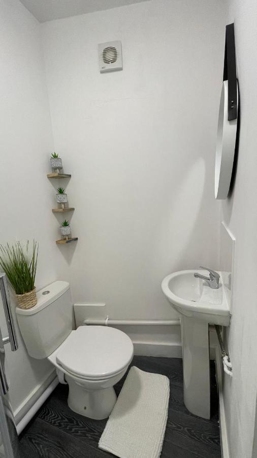 Spacious 6 Bed Home Near City & Albion Stadium Perfect For Contractors! เบอร์มิงแฮม ภายนอก รูปภาพ